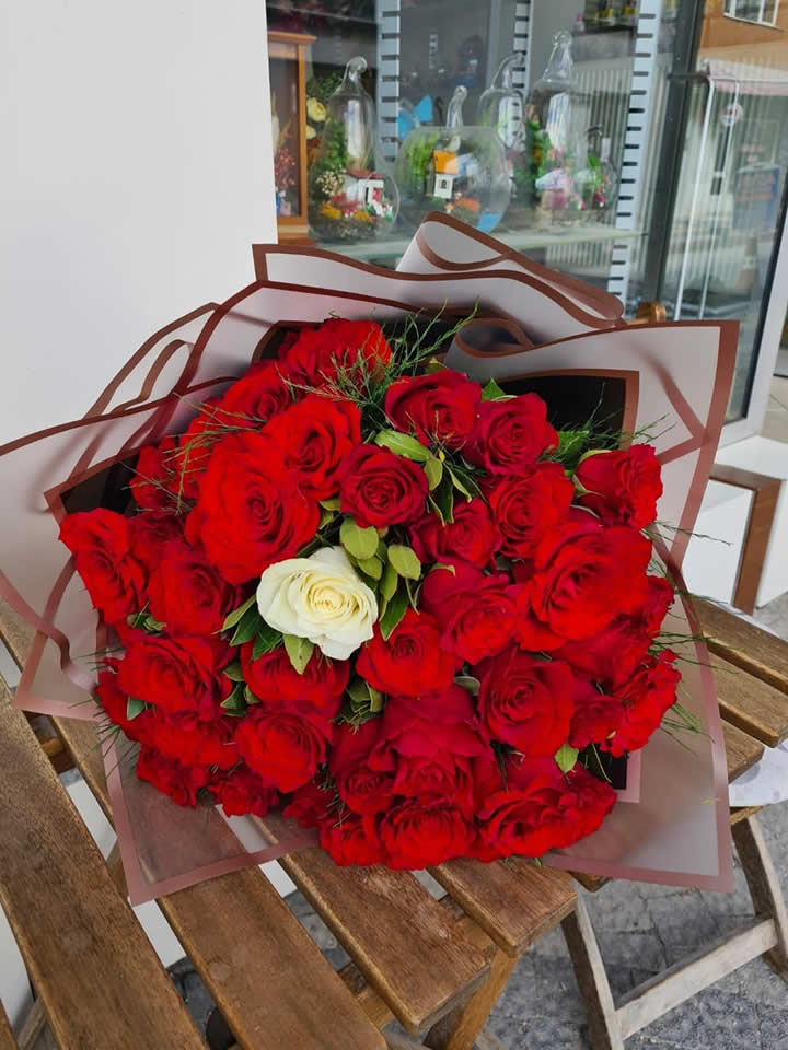 40 kırmızı 1 Beyaz Gül Buketi