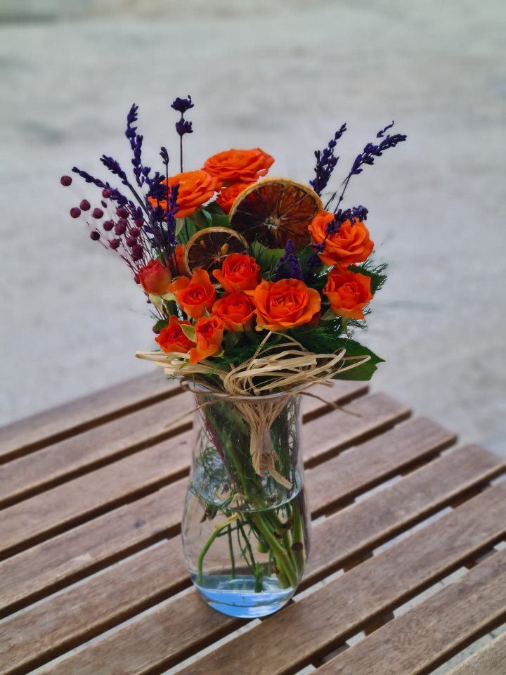 Vazoda Turuncu Güller, Kütahya çiçek siparişi