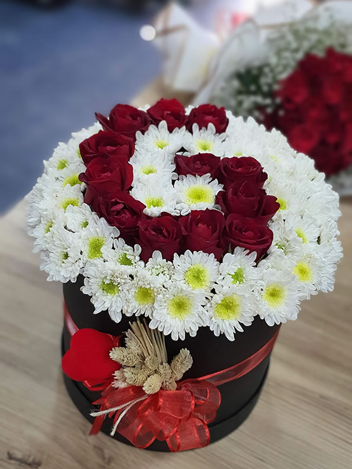 Papatyalar İçinde Kırmızı Güllü Harf