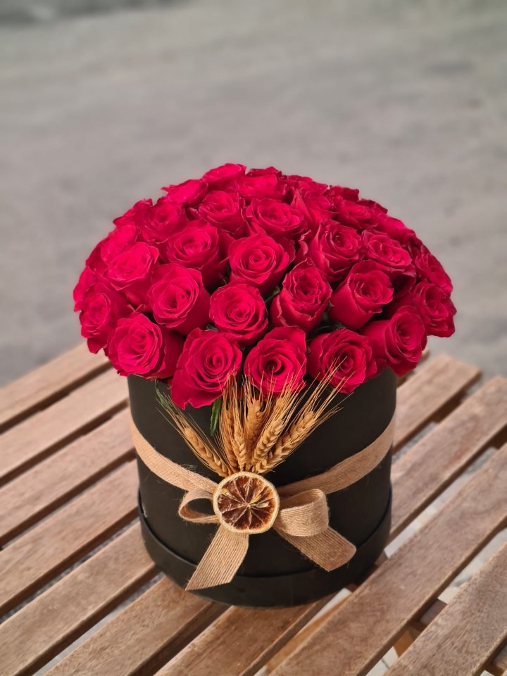 Siyah Silindir Kutuda Kırmızı Güller, Kütahya çiçekçi