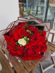 Çiçekçi - 40 kırmızı 1 Beyaz Gül Buketi